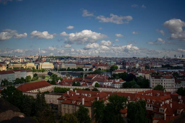 Prag Çek Cumhuriyeti Nin Bulutlu Mavi Gökyüzünün Altındaki Kırmızı Çatıların — Stok fotoğraf