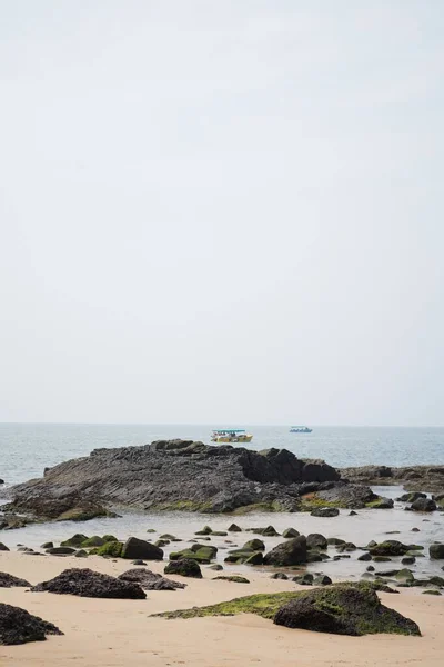 Een Verticaal Schot Van Het Strand Van Natuurlijke Rotsen Boten — Stockfoto
