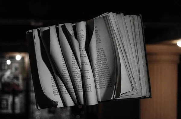Ένα Ανοιχτό Βιβλίο Τυλιγμένες Σελίδες Θολή Φόντο — Φωτογραφία Αρχείου