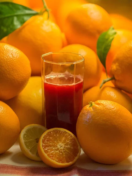 Egy Pohár Narancsos Gyümölcslé Függőleges Közelsége — Stock Fotó