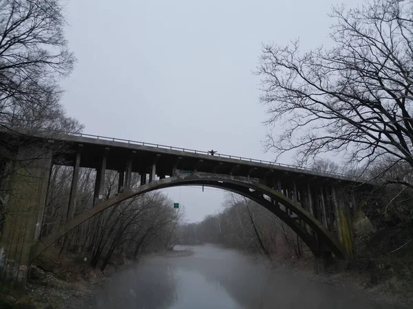 Eine Brücke Über Einen Von Bäumen Umgebenen See Indiana — Stockfoto