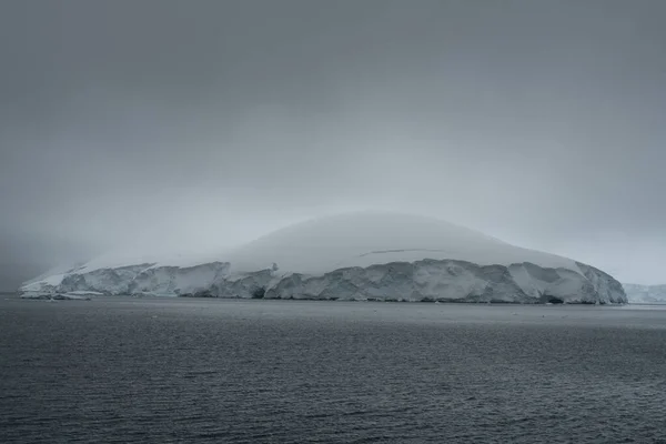 Une Vue Aérienne Mer Avec Plage Enneigée Antarctique — Photo
