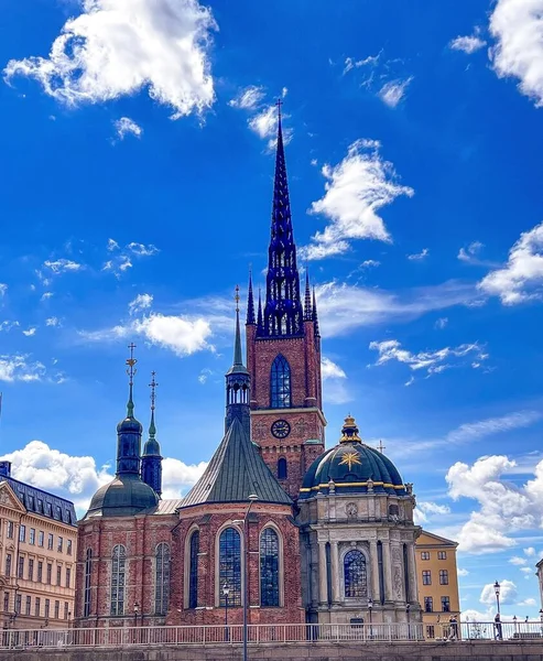 古老的Riddarholmen教堂映衬着蓝天 — 图库照片