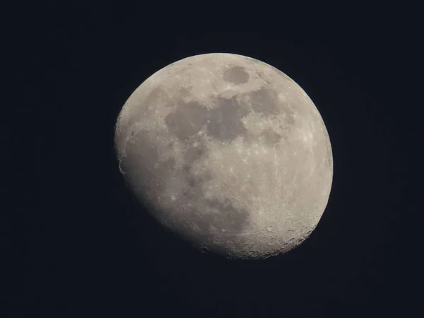 Closeup Lua Céu Escuro Noite Durante Fase Gibbous Encerando — Fotografia de Stock