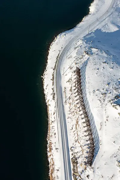 Vzdušný Vertikální Pohled Silnici Zasněženém Bílém Poli Svahu Břehu — Stock fotografie