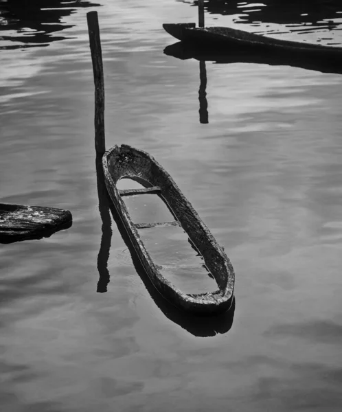 Sudaki Küçük Eski Teknenin Dikey Monokrom Görüntüsü — Stok fotoğraf
