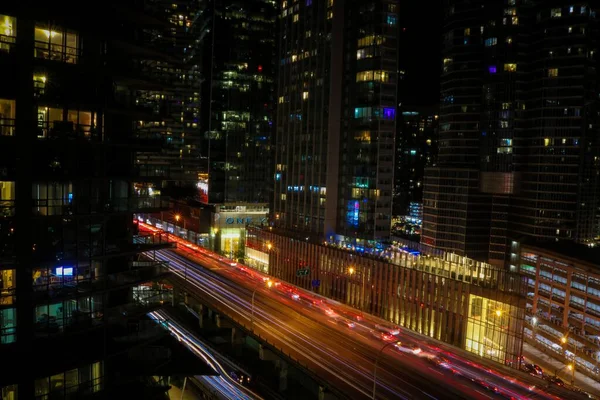 Eine Luftaufnahme Beleuchteter Autolichtwege Auf Dem Gardiner Expressway Toronto Kanada — Stockfoto