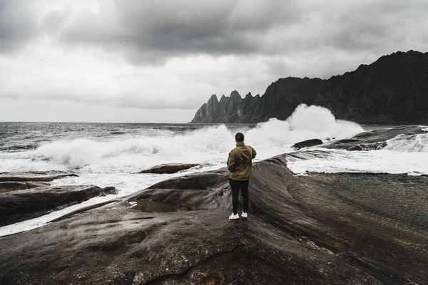 Homem Uma Costa Rochosa Mar Tempestuoso Espumoso Sob Dia Nublado — Fotografia de Stock