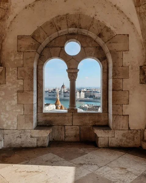 从渔民堡垒窗口看布达佩斯的一个垂直城市景观 — 图库照片