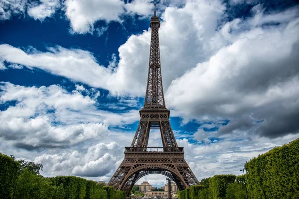 Vacker Utsikt Över Eiffeltornet Mot Blå Molnig Himmel Paris Frankrike — Stockfoto