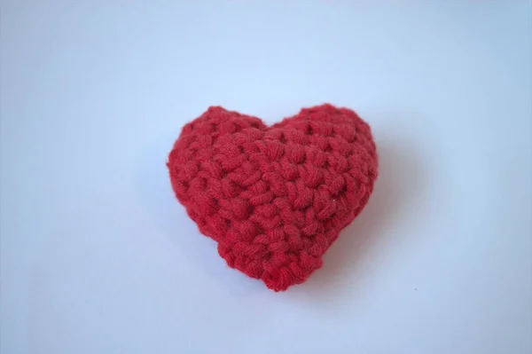 Handgjort Stickat Rött Hjärta Kärlek Vit Bakgrund — Stockfoto