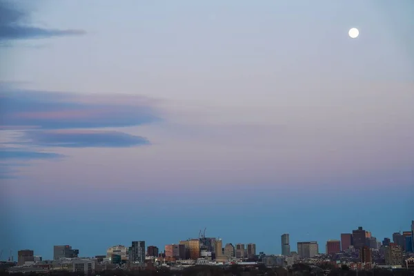 Volle Maan Schijnt Boven Stad Roze Zonsondergang Hemel Voor Wallpapers — Stockfoto