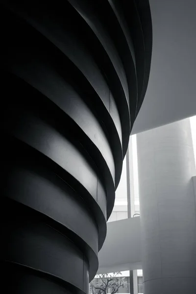 黑白相间的建筑物的内部 — 图库照片