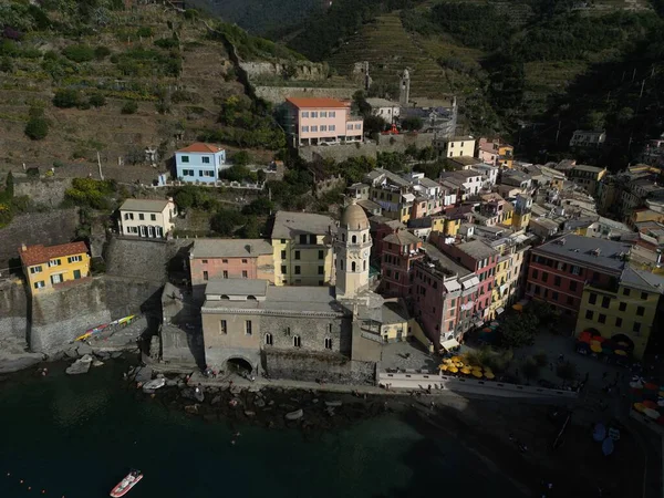 Egy Légi Felvétel Vernazza Városáról Színes Vízparti Épületekkel Olaszországban — Stock Fotó