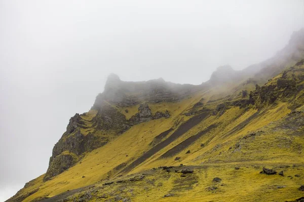 Krajobraz Skalistych Wzgórz Pokryty Trawą Mgłą Pochmurny Dzień Wsi — Zdjęcie stockowe
