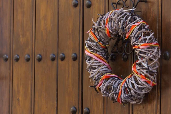 Trædør Med Metalnitter Med Farverig Krans Som Ornament - Stock-foto