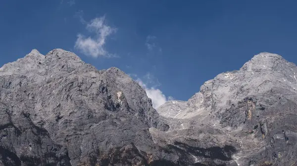 Eine Landschaft Mit Blick Auf Die Felsigen Berge Vor Blauem — Stockfoto