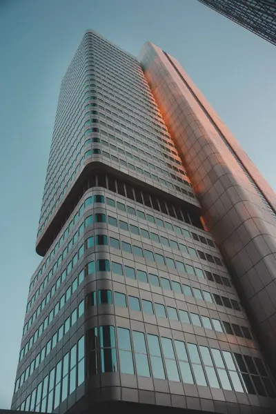 Вертикальный Низкоугольный Снимок Здания Башни Франкфурте Майне Германия Закате — стоковое фото