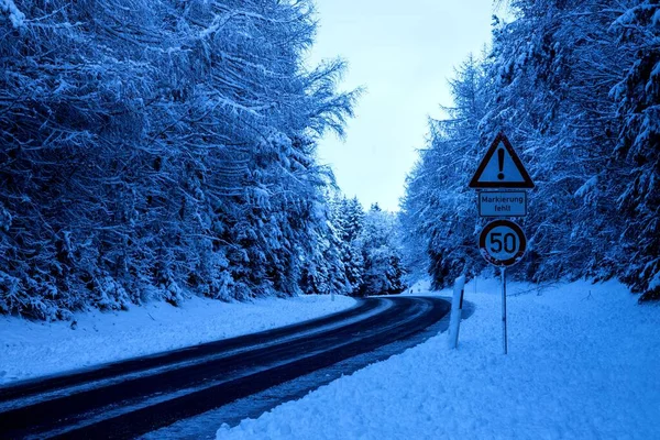 Una Vista Una Señal Tráfico Bosque Cubierto Nieve Invierno Frío — Foto de Stock