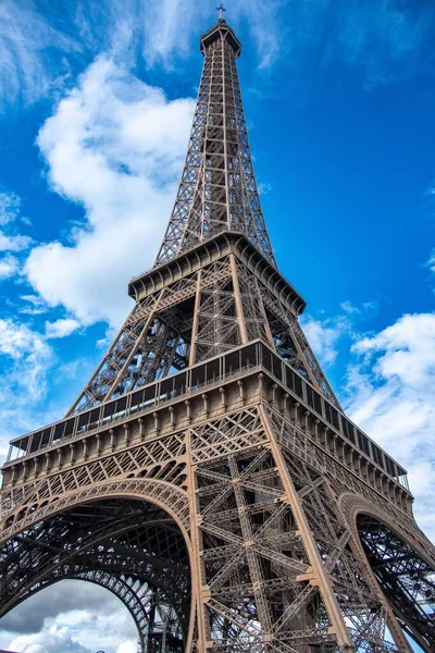 Plano Vertical Ángulo Bajo Torre Eiffel Contra Cielo Azul Nublado —  Fotos de Stock