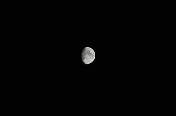 Jasny Księżyc Ciemnym Nocnym Niebie — Zdjęcie stockowe