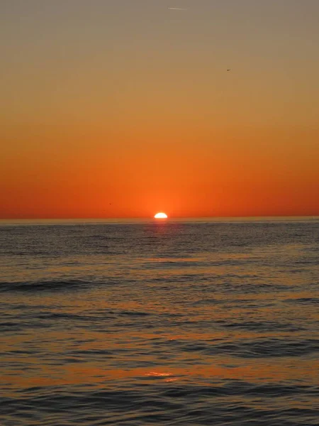 Uma Vista Deslumbrante Nascer Sol Vertical Com Céu Laranja Acima — Fotografia de Stock