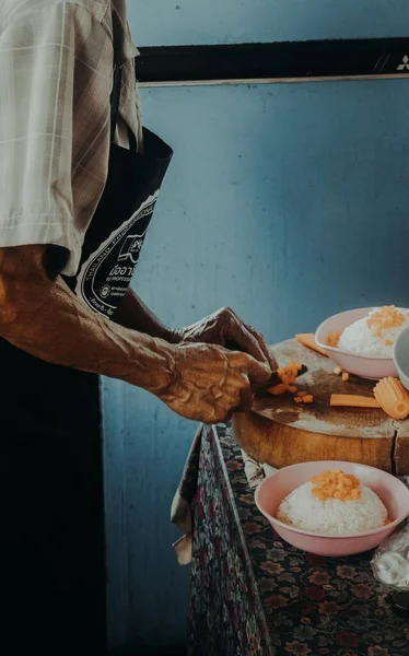 Anziano Maschio Cucina Riso Con Carote — Foto Stock