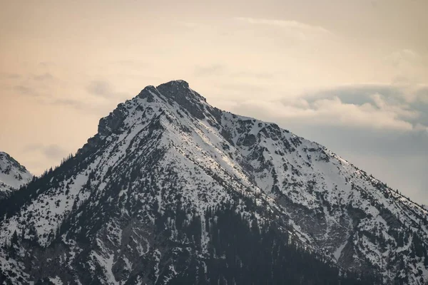 Una Grande Montagna Ricoperta Neve Con Poche Nuvole Nel Cielo — Foto Stock