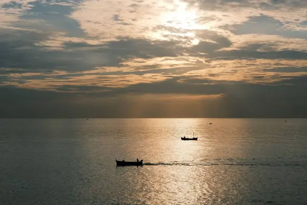 Красивый Морской Пейзаж Силуэтом Лодок Восходе Солнца — стоковое фото