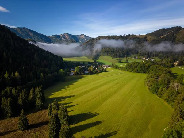 Een Luchtfoto Van Landelijke Gebieden Omgeven Door Bosbergen Een Mistige — Stockfoto