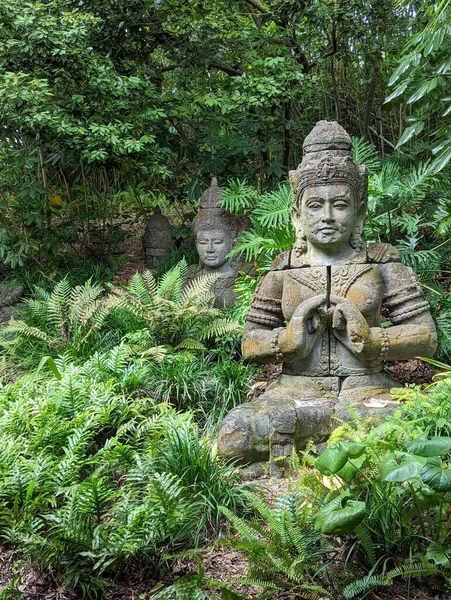 Вертикальный Кадр Скульптур Будды Дикой Природе — стоковое фото