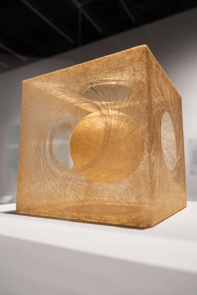 Tiro Vertical Objeto Arte Cubo Com Uma Bola Museu Casa — Fotografia de Stock
