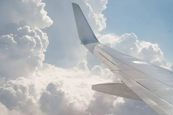 Křídlo Bílého Letadla Obloze Bílými Mraky — Stock fotografie