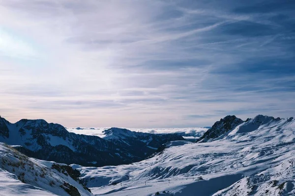 Uma Vista Hipnotizante Das Montanhas Cobertas Neve Nos Alpes Inverno — Fotografia de Stock