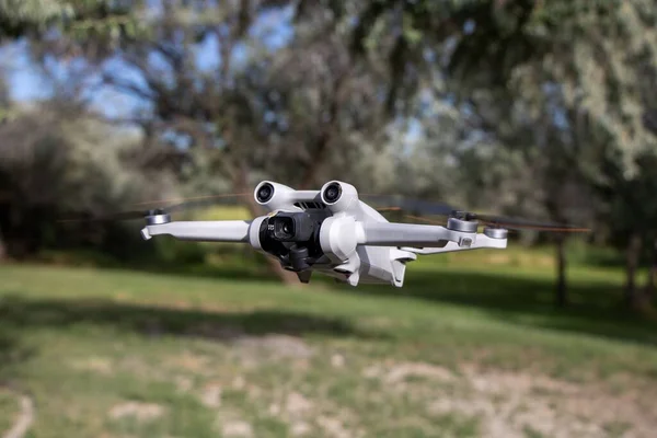 Primo Piano Del Drone Aereo Dji Mini Pro Sullo Sfondo — Foto Stock
