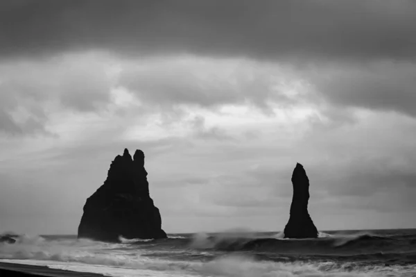 Plano Escala Grises Playa Reynisfjara Bajo Cielo Nublado Islandia — Foto de Stock