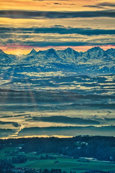 Tiro Vertical Uma Paisagem Hipnotizante Com Montanhas Nevadas Sob Céu — Fotografia de Stock