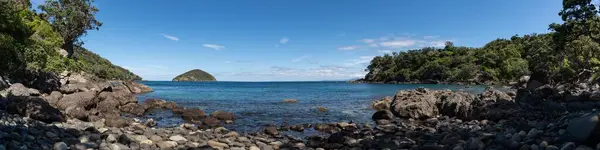 Una Playa Rocosa Con Cielo Azul Nublado —  Fotos de Stock
