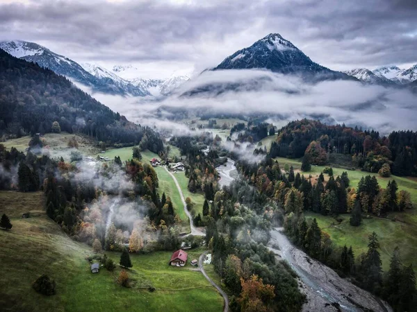 Μια Όμορφη Θέα Ενός Χωριού Στα Βουνά — Φωτογραφία Αρχείου