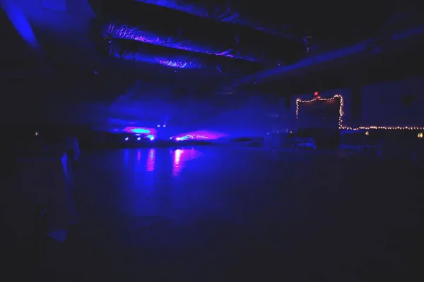 Süslü Masaları Işıkları Olan Karanlık Boş Bir Mekan — Stok fotoğraf