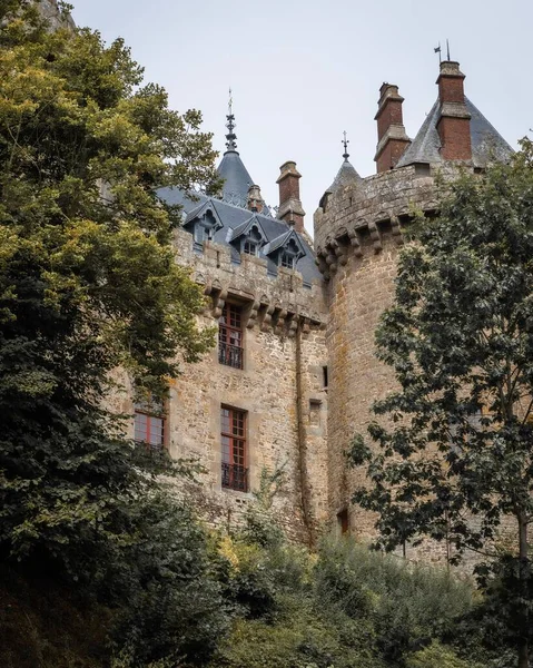 Eine Vertikale Aufnahme Des Schlosses Combourg Hinter Bäumen Frankreich — Stockfoto