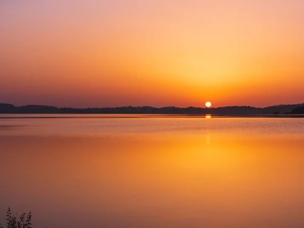 Een Vredig Landschap Van Een Horizon Meer Tijdens Zonsondergang — Stockfoto