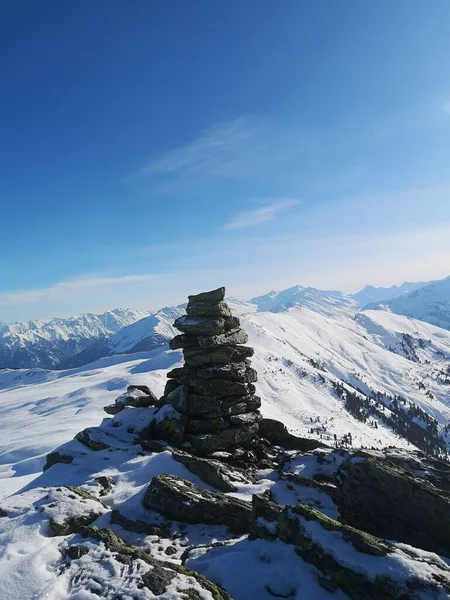 Sebuah Gambar Vertikal Tumpukan Batu Atas Gunung Bersalju Putih Latar — Stok Foto