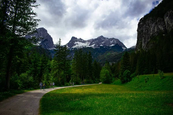 Een Schilderachtig Uitzicht Een Groep Wandelaars Oostenrijkse Alpen Zomer — Stockfoto