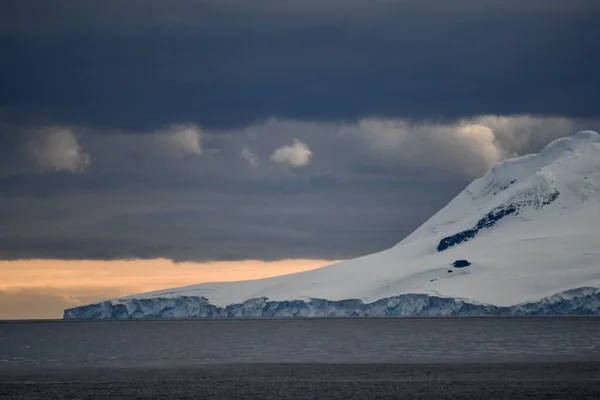 Widok Lotu Ptaka Pokrytą Śniegiem Plażą Antarktydzie — Zdjęcie stockowe