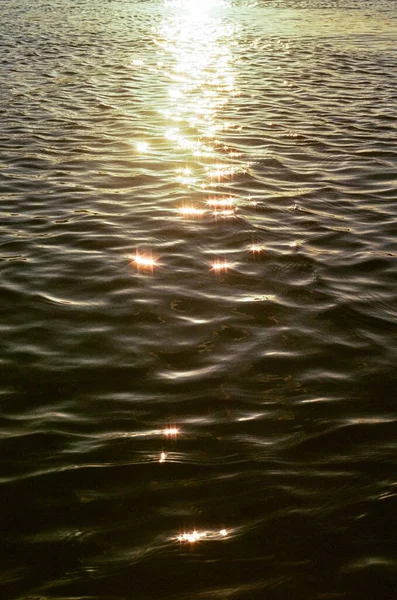 Pionowy Złoty Zachód Słońca Świeci Odbija Się Spokojnych Wodach Morza — Zdjęcie stockowe