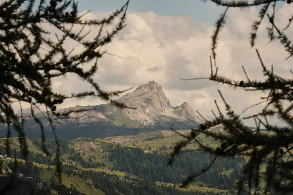 Een Berglandschap Uitzicht Met Een Zonovergoten Heuvel Tegen Bewolkte Lucht — Stockfoto