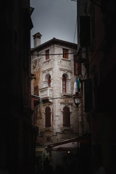Karanlık Bir Sokağın Sonundaki Rönesans Döneminden Kalma Eski Bir Bina — Stok fotoğraf