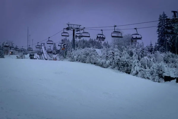 저녁에 버그에서 리프트 지역에서 수없는 스키를 사람들 — 스톡 사진