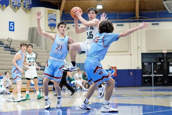 Ein Junger Weißer Basketballspieler Hält Den Ball — Stockfoto